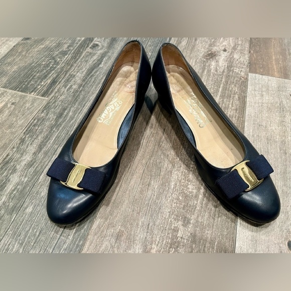 Salvatore Ferragamo Boutique Navy blue Gold Vera Vara Bow Pumps Shoes Sz 6B - Picture 1 of 7